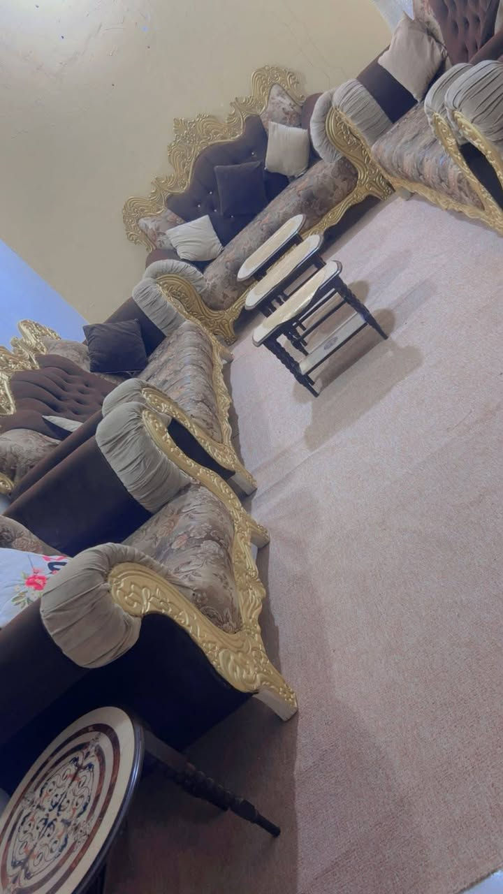 🛋️ طقم قنفات ملكي... نظافة وسعر مناسب
✨ فرصة لا تعوض... طقم ملكي بـ300 ألف
💥 للبيع طقم قنفات ملكي بحالة ممتازة
🔥 5 قطع + 4 طاولات... جاهز للاستلام
💰 سعر مميز... 300 ألف وبيه مجال
📍 الزبير – المربد | تواصل الآن *********** 
🏡 إذا تبحث عن الأناقة بأقل سعر... هذا الخيار المناسب
