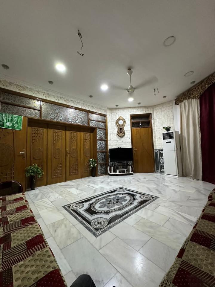 فرصة مميزة للسكن الراقي في حي الأساتذة - الحلة 🏡
للبيع منزل بمساحة 300 متر مربع، في موقع استراتيجي وخدمات متكاملة. المنزل مصمم ليوفر الراحة والخصوصية للعائلة الكبيرة.
تفاصيل العقار:
 الطابق الأرضي: استقبال واسع، صالة مريحة، مطبخ، وغرفتان للنوم.
 الطابق الثاني: 5 غرف نوم واسعة (توزيع مثالي).
 المساحة: 300 متر مربع.
 الحالة: البيت بحالة ممتازة وجاهز للسكن.
📍 الموقع: حي الأساتذة - بابل.
للاستفسار او حجز موعد لزيارة البيت الاتصال على الرقم

***********
 يحتوي على واتساب وماسنجر
