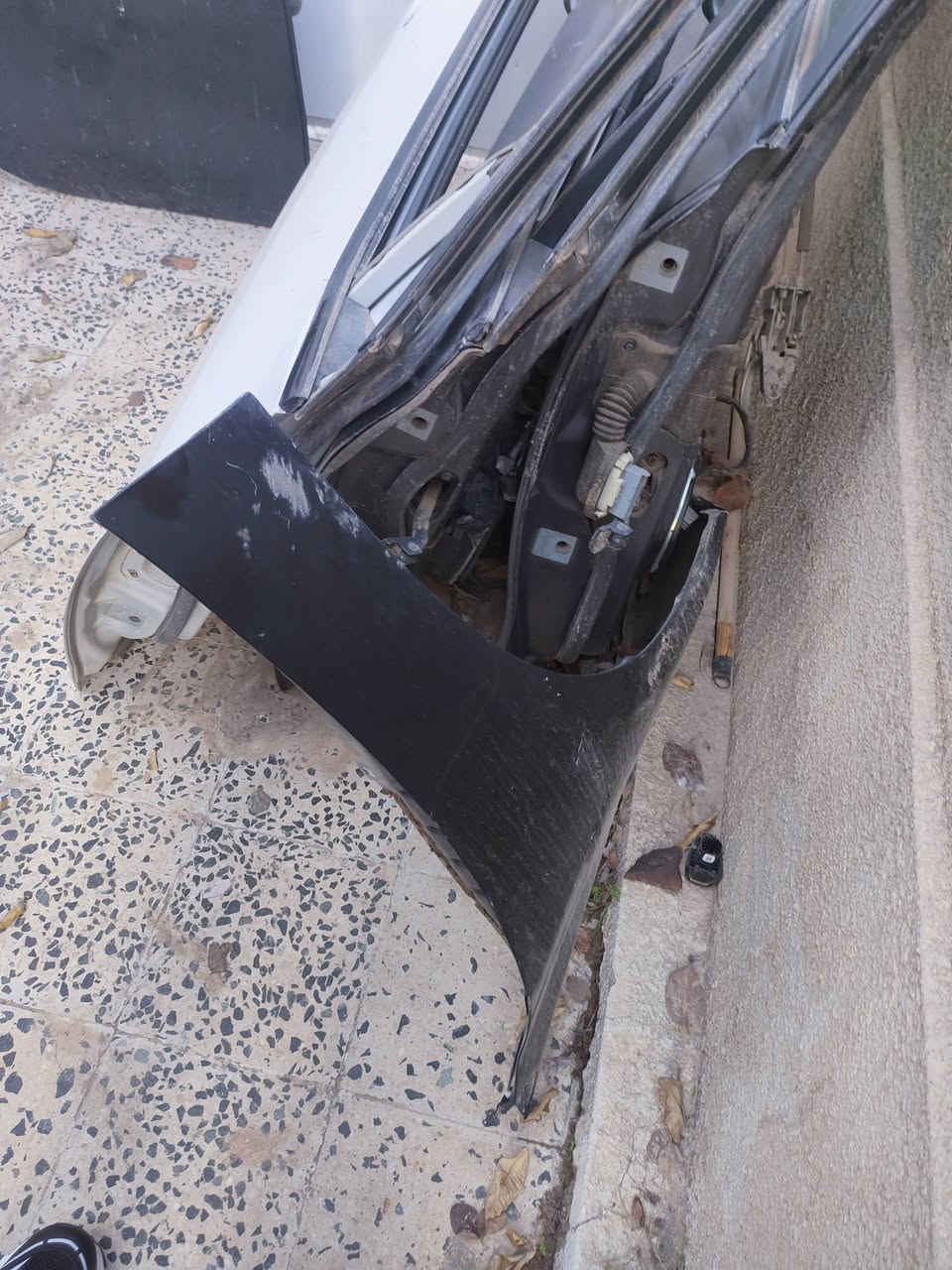 سلام عليكم...متوفر ابواب دارات..اسود خلف سائق جاملغ امامي اسود...ابيض امامي سكن..فيرأني امامي سكن خلفي...كامل مع جام ويدات...القطعه على 100 الف...***********..***********
