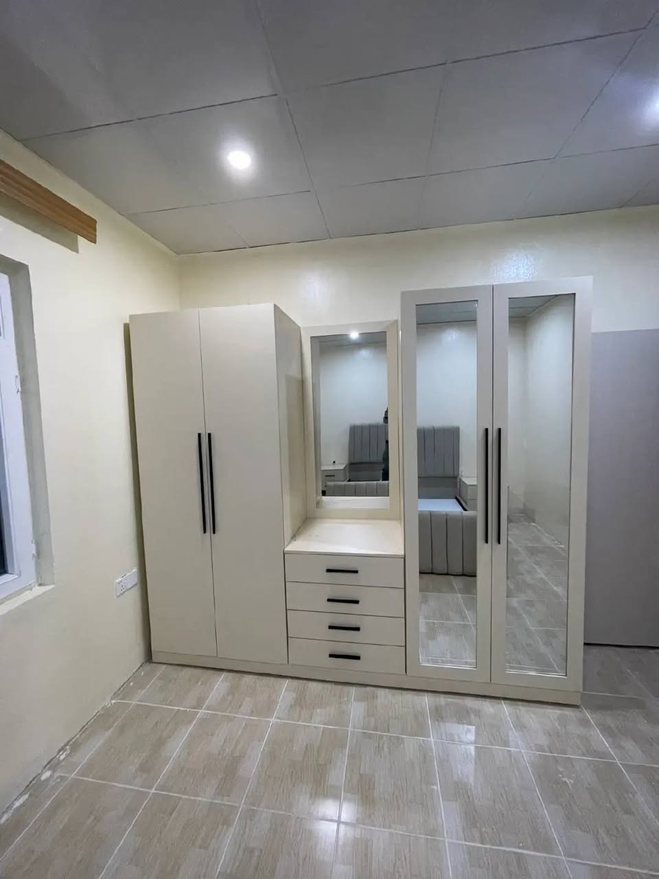 ✨ غرفة نوم راقية… ذوق ونظافة ولمسة فخامة! ✨
للدلال والراحة… جهزّنا لكم أحدث موديل غرفة نوم كاملة بلون عاجي هادئ يفتح النفس ويكبر المكان ❤️
🛏 سيت كامل يتكون من: • تخت مودرن مبطّن قماش مخملي ناعم
• ميزين جانبيات عملية
• دولاب كبير مع مرايا بكامل الواجهة
• تسريحة واسعة مع أدراج مرتبة
🎨 اللون العاجي الفاتح يمنح الغرفة هدوء وأناقة ويضوي المكان حتى لو الإضاءة خفيفة.
✔️ تصميم عملي
✔️ خامات قوية
✔️ تنسيق مثالي لكل المساحات
🔸 إذا تدور على غرفة نظيفة، مرتبة، مودرن ومناسبة لكل ديكور… فهذا التصميم خيار مثالي!
#المهندس_للمطابخ_التركية_والأوربية 
#غرف_نوم #درسنك_روم #كاونترات #غرف_نوم #أربيل #مطابخ #تصميم #مهندس #قرية_الاسبانية #كراند_مجدي #ترند


**إذا كنت صاحب هذا الإعلان وتريد حذفه لأي سبب، رجاءا أرسل رسالة إلى الدعم الفني**