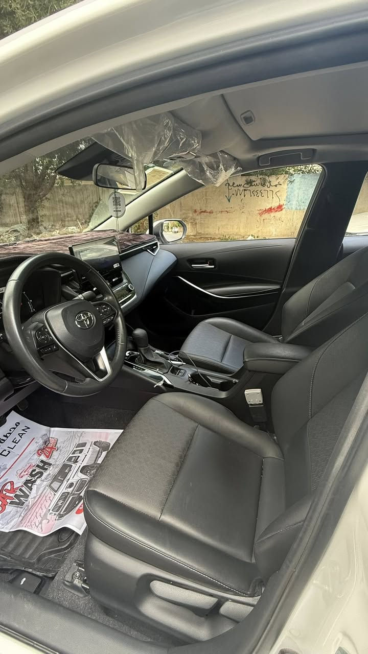 � للبيع كورلا2024 وارد الصين 🚗
▫️ اللون: أبيض

▫️ داخل: جلد اسود 

▫️ كير: أوتوماتيك

▫️ العداد: 9600 كيلو

▫️ الحالة: نظيفة جداً

✨ المواصفات:

 • شاشة

 • كاميرا خلفية

 • تحديد مسار

 • بلوتوث + USB

 • مثبت سرعة

 • دخول ذكي

 • مرايا كهرباء

 • تكييف قوي

 • إيربگ

🔥 المميزات:

 • السيارة ما تحتاج شي

 • مشيها ناعم

 • اقتصادية بالبنزين

 • فحص بأي مكان

💰 السعر: (152 ورقة)

📍 الموقع: (السيدية)

📞 للتواصل: (***********
