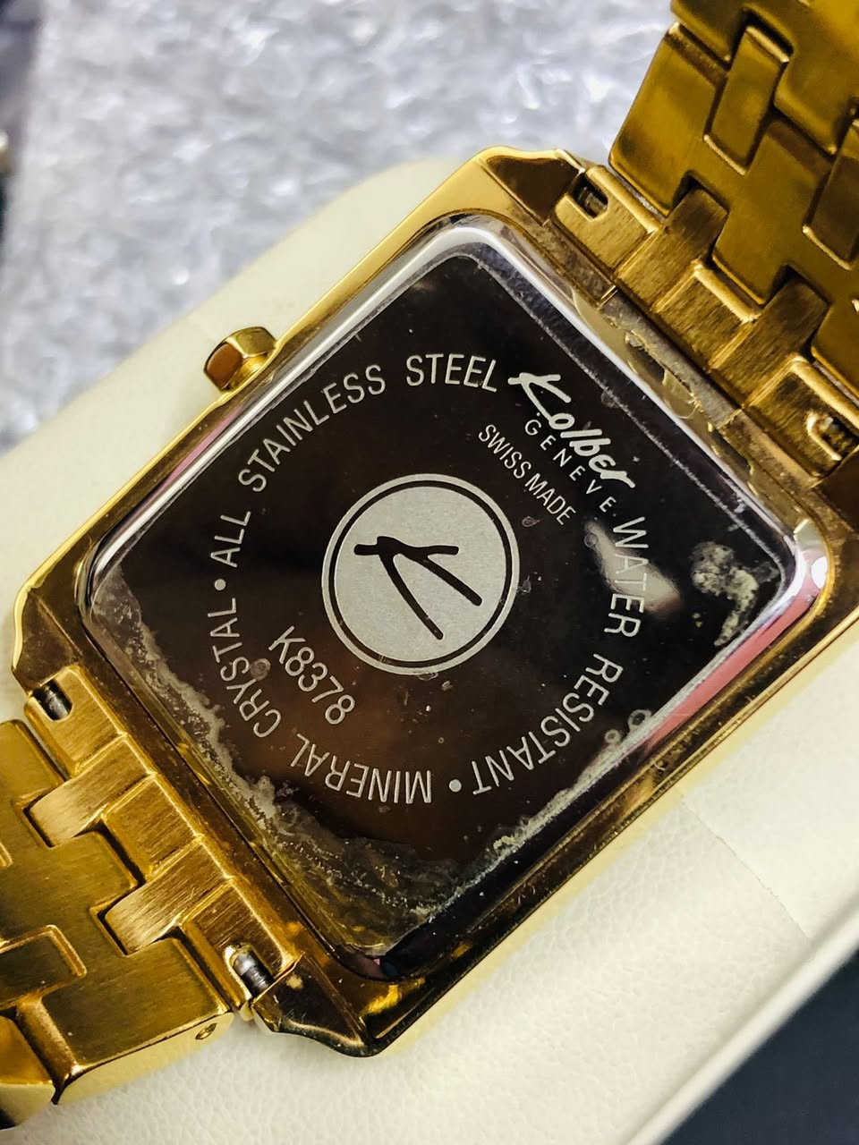 ساعة كولبر جنيف ( KOLBER ) 
سويسري اصلي  طلاء ذهب      
جام زفير / مينه مميزة   
 لوك غير مستعملة  
مع العلبه الاصلية       
للاتصال ***********
