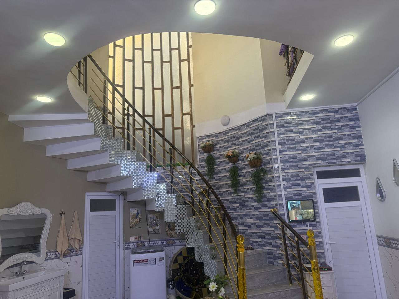 بيت للبيع حي الجامعه مساحه 200قاطين 4غرف نوم بناء 2023الاستفسار والاتصال ***********يوجد لدينه جميع العقارات حاب تعرض عقارك راسلنه على الوتساب
