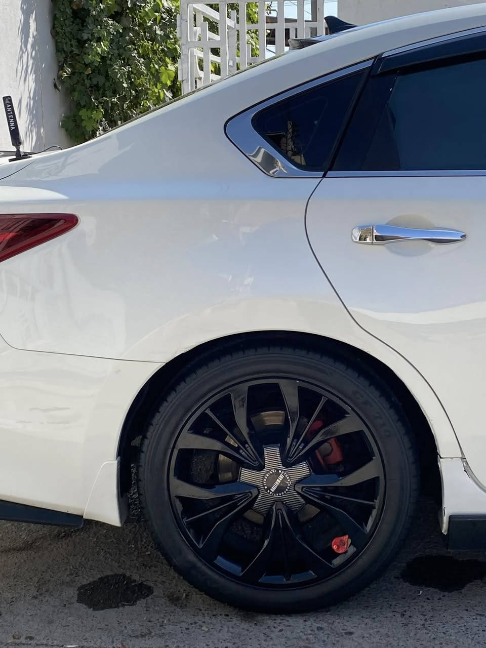 نیسان ئاڵتیما 2017 SR
١١٣ کم ڕۆشتوە
سەیارەکە جوان و سپۆڕتە 
سەنەوی تا ٢٠٢٨ نوێیە 
بەسمە و شەخال و کامێرا و حاسە 
لایت بیلاد ئیدیشن
شاشە گەورە
بەڕادی خارجی گێر
زینۆن 
ئێرباگ هەمووی بە شەرت بەس سوکان سیستەم
ڤۆلیۆم+گێرسوکان+تەحدی سورحە+لید و زینۆن
چرکەی تیا نیە و ڕۆن و تایە و فلتەری بەڕاد هەمووی گۆڕاوە و مەزبوتە
٢ پارچە بۆیاخە یەکیان  بەس بۆ جوانی بۆیاخ کراوە
بستێک تەحدیلە 
نرخ ١٢٩ گەلا و مەجالێکی کەم

***********
