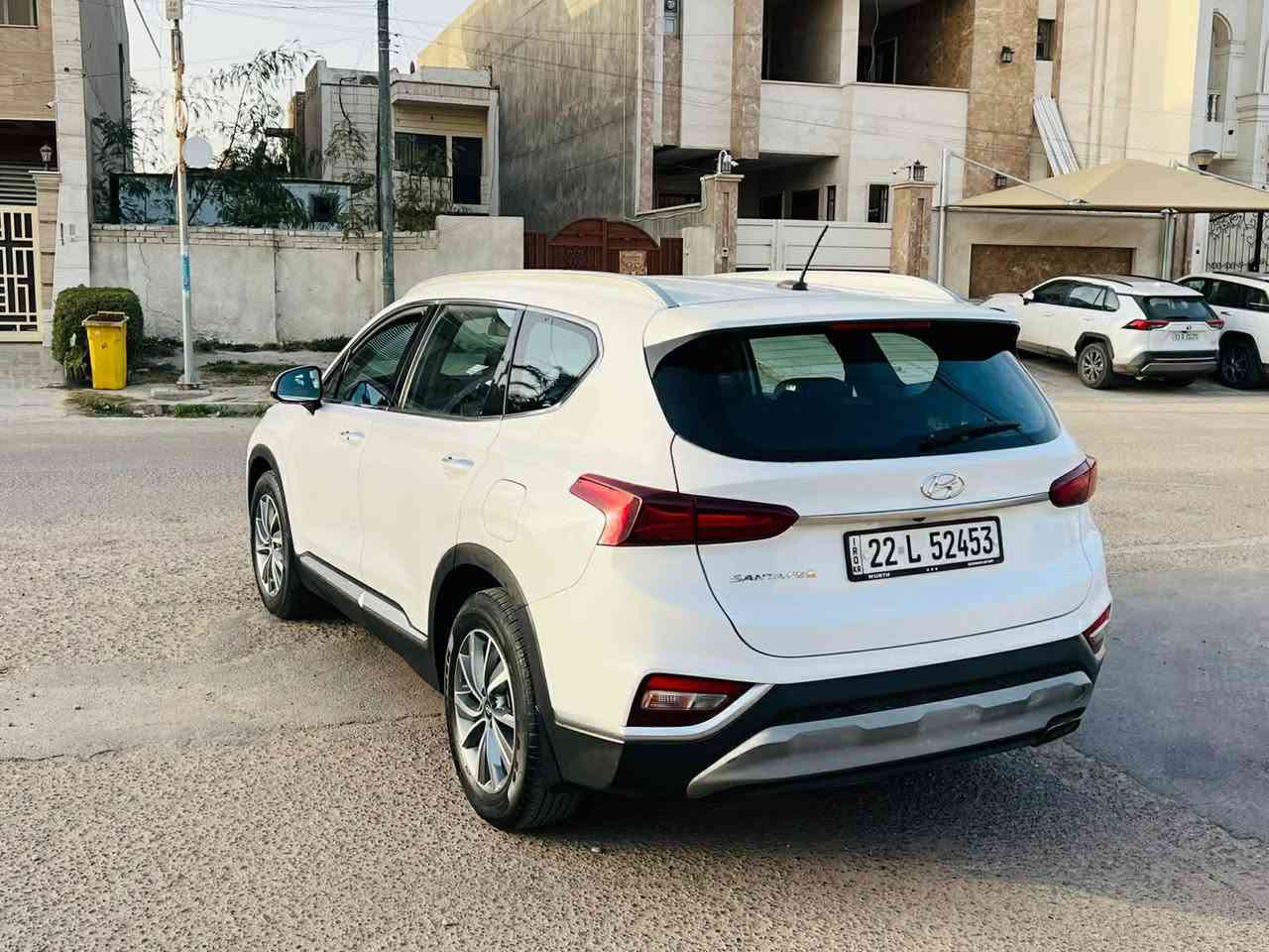 السلام عليكم سنتافي خليجي اللون ابيض صدفي  للبيع موديل ٢٠٢٠ بصمة ابواب وتشغيل كراسي كهرباء تحكمات مختلفه تشغيل عن بعد ومري شفط انظمة قيادة كشنات مخمل داخل لونين بيج واوف وايت وشاشة وكامره و٧ راكب و٣ قطع تبريد كشافات ولدات ولايت زنون وشحن وايرليس و ثلاجة بالجكمجه وبردات خلفية ويل كب حجم ١٨ وبعد مواصفات 
بيها بنيد وجامغ مصبوغات بسبب طخة بسيطه وعندي صورة للطخة قبل الصبغ
رقم اربيل الجديد سنوية ماساقطه تحويل او وكاله
السياره محرك ٤ سلندر دوش ٢٤٠٠ مكفول والگير ٦ نمر مفتوح مسويله صيانه والتبريد ثلج ماشيه ١١٨ الف كيلو
مكان السياره بغداد السيديه 
السعر ١٩٣ ومجال بسيط
للاتصال *********** او ***********
