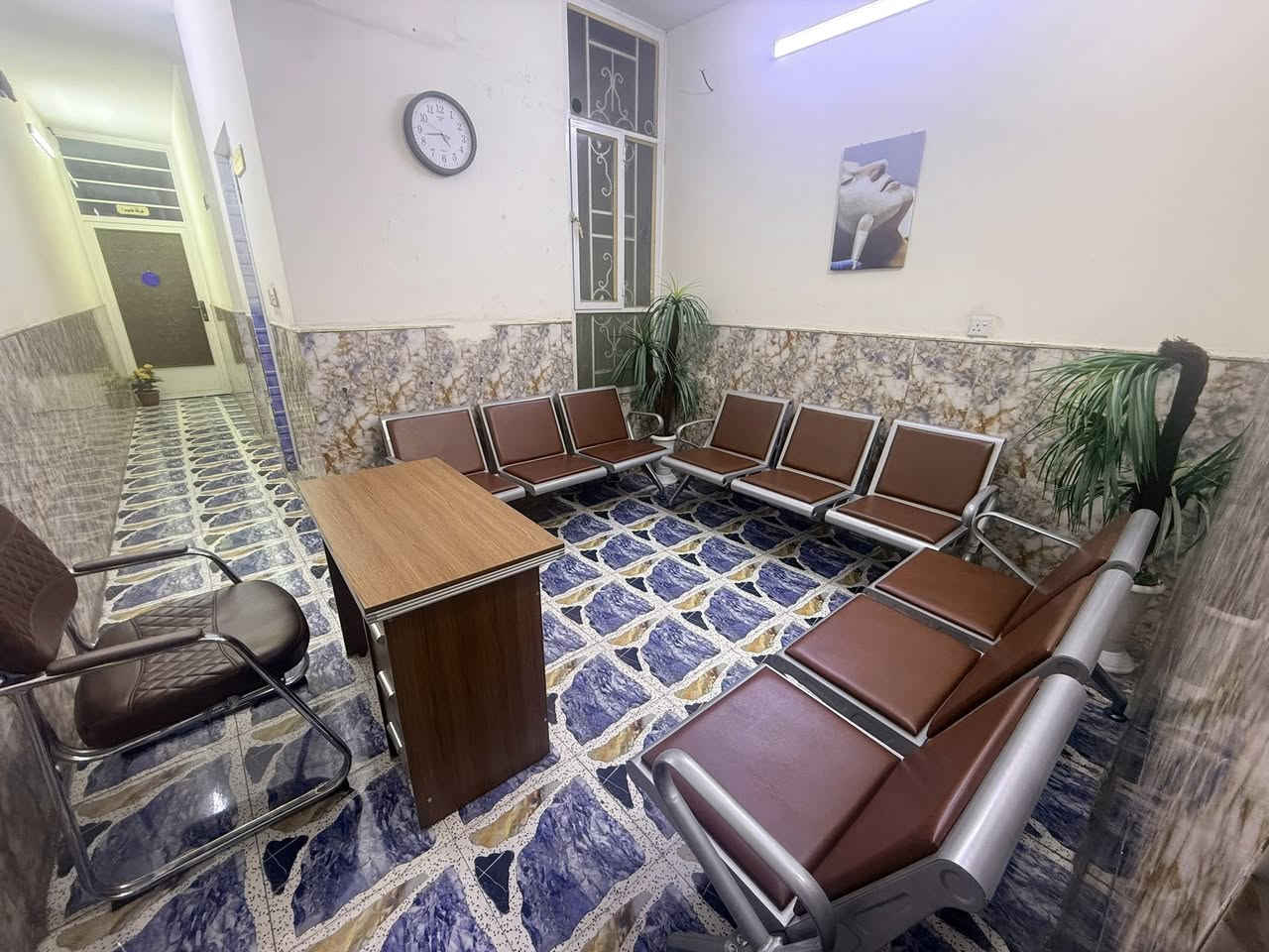 السلام عليكم .. مركز تجميل متكامل وشغال للبيع مع او بدون موقع مدينه الصدر بسعر مناسب للاستفسار ***********
