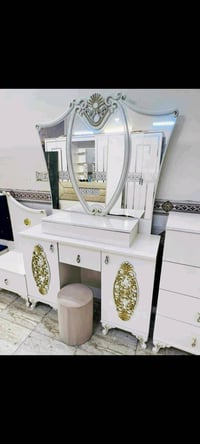 غرفة نوم فخمة للبيع بحالة ممتازة، تتضمن تسريحة بتصميم كلاسيكي مع مرآة ...