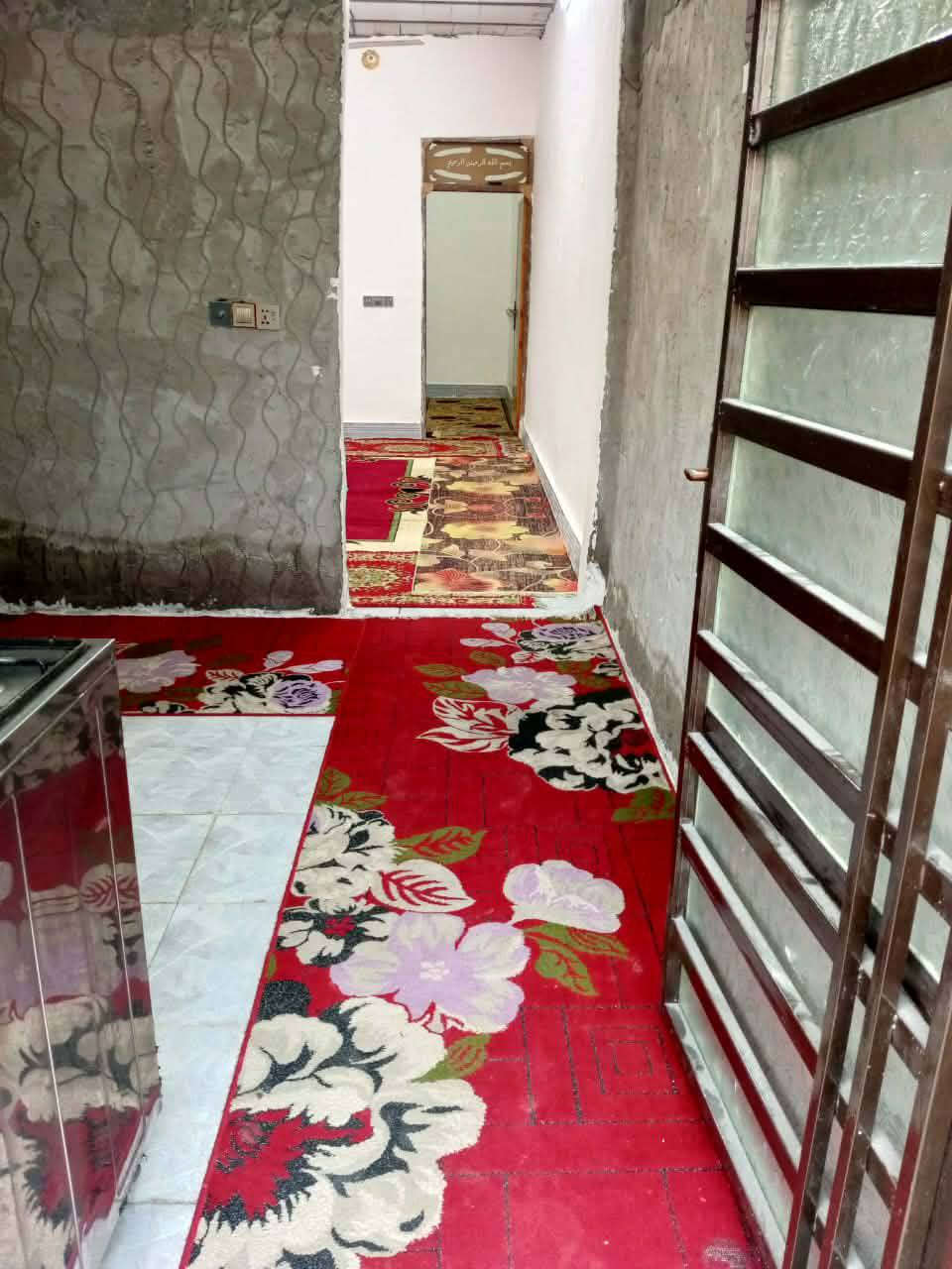 السلام عليكم بيت للبيع المساحه 100 متر الزراعي النجف شارع كربلاء عمود 134 طريق يا علي بيت نظيف ارضيه بورسلين مشمول بالقرار 320 نقص بس الاستقبال ما مبين والصور موجوده ومصورين البيت مقطع السعر ب 17 وبي مجال قليل  رقم الهاتف ***********
