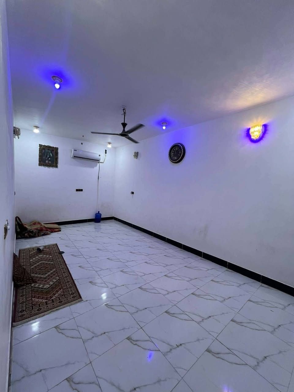 بيت حديث للبيع زراعي 150م بالسديناوية حي الرحمان

غرفتين وصاله ومطبخ وصحيات خارجيه وداخليه واستقبال

البناء طابوك  كونكريت مسلح

كامل الخدمات ماء ومجاري و كهرباء و وتبليط وانترنيت ضوئي ويحتوي على وصل تطويب

للاستفسار *********** يتوفر واتساب
https://chat.whatsapp.com/DAUdXFm5YqX38v3lRTvPuk
