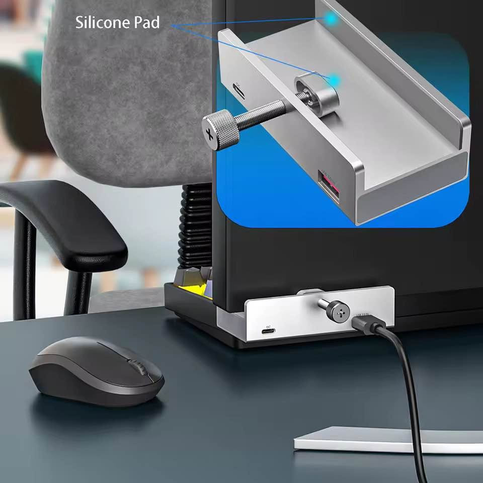 کوردی:
یو ئێس بی هەب مێزی 6 لە 1 (USB 3.0 Hub Clamp) بەستن بە قەراغی مێز و شاشە

چارەسەرێکی ناوازە و ڕێک و پێك بۆ ڕێکخستنی کەیبڵەکانی سەر مێزەکەت! ئەم USB Hubـە بە برغوی تایبەت بە قەراغی مێزەکەت یان ژێر شاشەی کۆمپیوتەرەکەت (iMac یان مۆنیتەر) توند دەبێت بەبێ ئەوەی جێگا بگرێت. خێراییەکی ئێجگار بەرزی هەیە لە گواستنەوەی داتادا.
تایبەتمەندییەکان:
 پۆرتەکان (6 دانە لە یەکدا):
 2 پۆرتی USB 3.0 (خێرایی 5Gbps بۆ فلاش و هارد).
 1 پۆرتی Type-C (بۆ گواستنەوەی داتا).
 شوێنی کارتی میمۆری SD / TF (بۆ میمۆری مۆبایل و کامێرا).
 پۆرتی AUX (بۆ هێدفۆن و بڵندگۆ).
 پۆرتی هێز (Power IN): خاوەني پۆرتی لایەنی Type-C (5V/2A) بۆ پێدانی کارەبای زیادە کاتێک هارد دیسکی گەورەی پێوە پەیوەست دەکەیت.
 ماددە: دروستکراو لە ئەلەمنیۆمی بەهێز و سووک (Silver Aluminum).
 دیزاین: زۆر ئاسان جێگیر دەبێت و مێزەکەت بە تەواوی خاوێن و ڕێک دەهێڵێتەوە.
 ناوەرۆک: ئامێرەکە خۆی لەگەڵ کەیبڵی بەستنەوەی بە کۆمپیوتەرەوە.

العربية (Arabic)
موزع يو اس بي ميكانيكي (USB 3.0 Hub Clamp) 6 في 1 يثبت على حافة الطاولة أو الشاشة

أفضل حل لتنظيم مكتبك وتوسيع منافذ الكمبيوتر! موزع USB ذكي يأتي بمشبك (Clamp) قابل للتعديل ليثبت بإحكام على حافة الطاولة أو أسفل شاشة الكمبيوتر (مثل شاشات iMac أو المونيتور)، مما يوفر مساحة سطح المكتب ويسهل الوصول للمنافذ.
المواصفات والمنافذ:
 6 منافذ في جهاز واحد:
 منفذين USB 3.0 فائقة السرعة بنقل بيانات يصل إلى 5Gbps.
 منفذ Type-C لنقل البيانات الحديثة.
 فتحات قراءة كروت الذاكرة (SD / TF Card Slots).
 منفذ صوت AUX لسماعات الرأس.
 منفذ طاقة إضافي (Power IN): يحتوي على منفذ Type-C جانبي (5V/2A) لتغذية الهاردات الخارجية الكبيرة بالطاقة المستقرة.
 المادة: مصنوع من سبائك الألمنيوم المتينة والمقاومة للخدش باللون الفضي الفخم.
 المحتويات: الهب (HUB) مع كابل التوصيل الأصلي بالكمبيوتر. السليمانية, العراق


**إذا كنت صاحب هذا الإعلان وتريد حذفه لأي سبب، رجاءا أرسل رسالة إلى الدعم الفني**