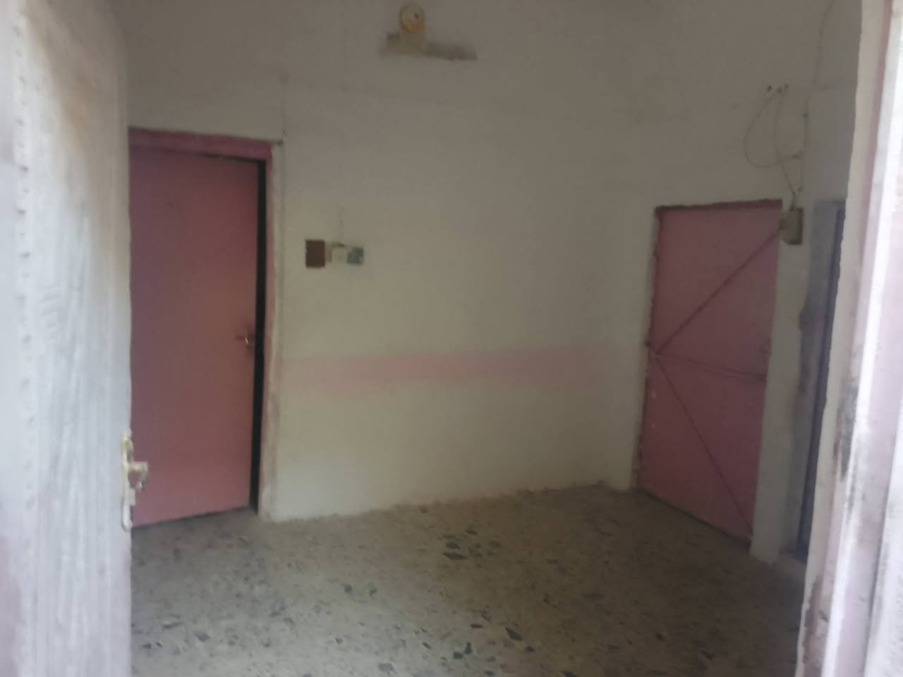 للبيع مساحه 50م فارغ مامسكون مسجل بلبلديه ومرقم يتكون من غرفه وصاله ومطبخ وصحيات  ومكشوفه درج بتونه كاشي قريب علشارع سعره 12ونص بي مجال قليل العنوان شارع المطار الجديد شارع الحوزه قرب اسواق تبوك قريب علشارع للستفسار اتصل ***********مكتب بركات الصدرين للعقار شارع الحوزه
