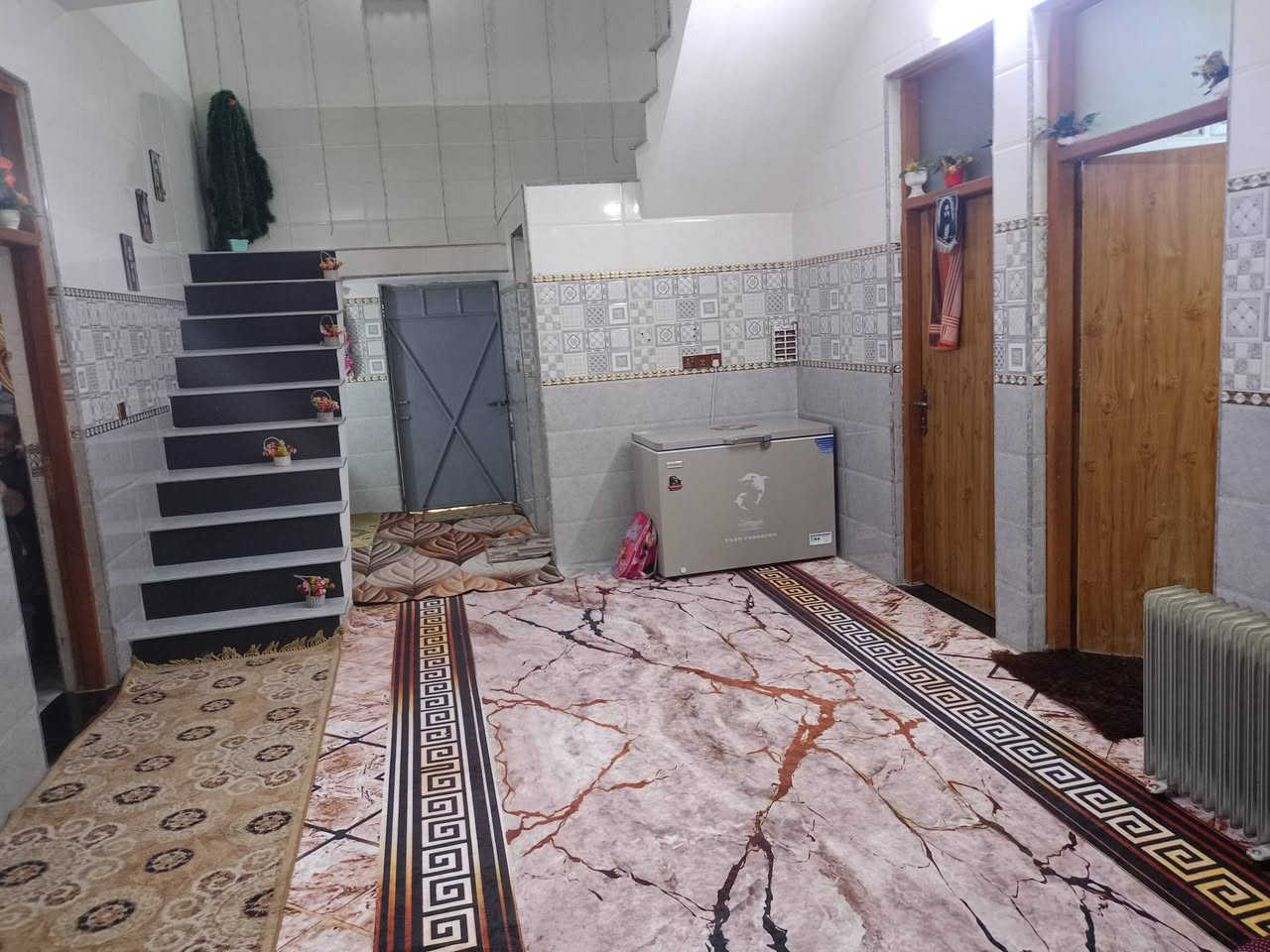 سلام عليكم بيت للبيع المساحه الكلي 450متر 180حديقه الباقي بناء منطقه العوادل قرب اسواق أنو البيت يحتوي على 3غرف وصاله و مطبخ وستقبال زراعي كهرباء درجه اولى محوله الباب الاستفسار علئ الرقم ***********/***********
