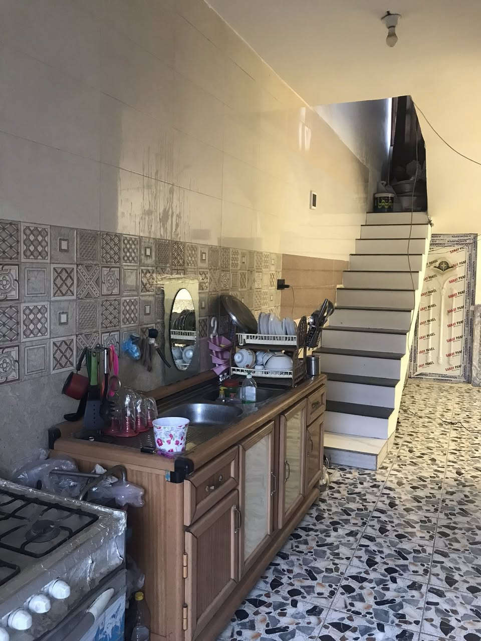 مشتمل البيع مساحه 110 واجه 6ونزال 18 مكان حي الاسرى الزراعي داخل الفرع الي مقابيل ماركت محمد سياب فرع ثاني طابقين
 طابق الاول متكون من طارمه وصحيات واستقبال وصاله وغرفه وحمام 
طابق الثاني متكون من صاله وغرفه واسعه جدًا وسطح 
طابق الثالث سطح وبيتونه 
السعر مناسب 
الاستفسار ***********
