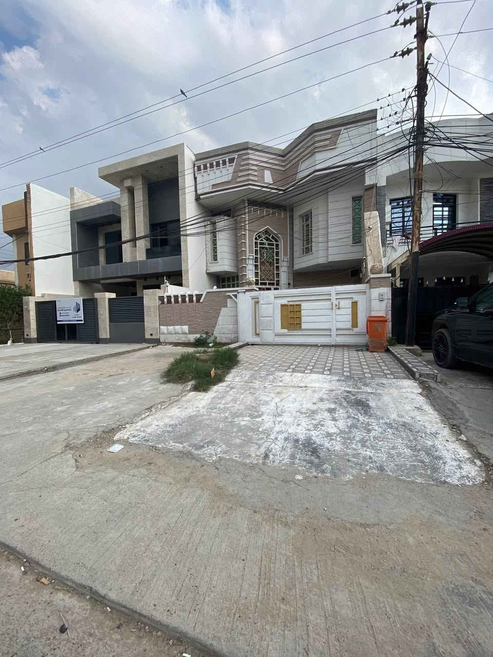 للايجار في السيدية
بيت مؤثث وجاهز مساحه 160 متر يرهم تجاري او سكني 
شارع 15 متر ورصيف 7 متر ارقه مربع الاقتصاديين يصلح مقر شركة او مركز تجميل او معهد تدريسي او للسكن العائلي 
الايجار مليونين شهرياً مع مقدم  3 شهور
للاستفسار اكثر *********** حمزة 
مكتب ايليا للعقار
