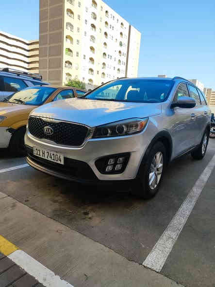 السلام عليكم كيا سورنتو موديل 2017 ماشية 75الف ميل سيارة على أيدي من البيت للدوام 
مواصفات اعتيادية 
شاشه صغيرة لمس كامره خلفية بلادي تحكم ستيرن سبعة راكب سياره مال جناي خمس تايرات جديده السيارة وارد امريكي حادثه فقط بارد يم الهلال لا تكم ولا شواصي كله مكفول وعندي باب عكس السائق صبغ اثر حادث جدا بسيط السيارة تجي تشوفهه وتقتنع 
وتدلل السعر 185 وبي مجال
***********
