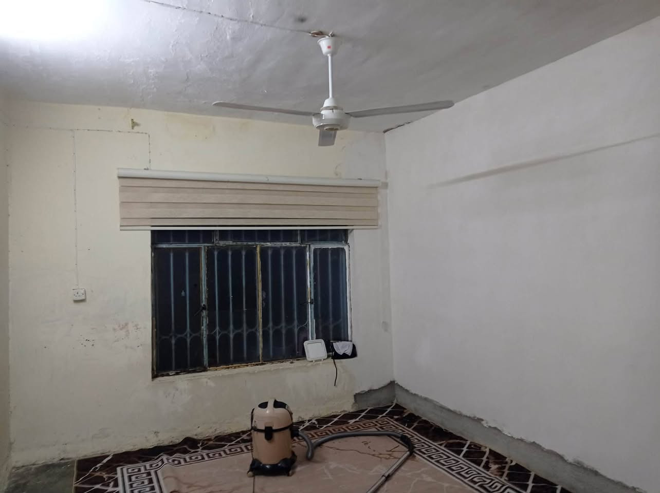 بيت للبيع ٢٠٠ متر طابو صرف
متكون من غرفتين نوم وهول واستقبال ومطبخ بارد وحار مع محل 
الموقع كركوك حي النصر الأولى على شارع ٢٠متر  قرب مستوصف النصر وجامع النصر وشارع الكوسترات السعر ١٣٧ وبي مجال شويه  للاستفسار الاتصال على الرقم ***********
