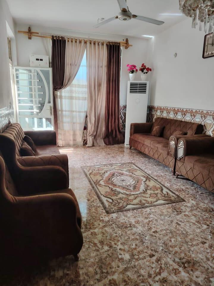 للبيع او مراوس  …
دار مساحة ١٥٠ متر طابو صرف في خشان الضباط 

وجه ٧ ونص ونزال ٢٠ بناء حديث طابقين يحتوي على 

٤ غرف نوم واستقبال ومطبخ وصالة عدد ٢ وكراج سيارة

موقع سكني جيد جدا وبسعر جيد ان شاءالله 

مكتب عقارات بلدروز بن عريبي

أ - مصطفى عريبي               ***********  واتساب

عنوان المكتب الحي العصري 

بداية شارع حاتم القاضي المسعودي
