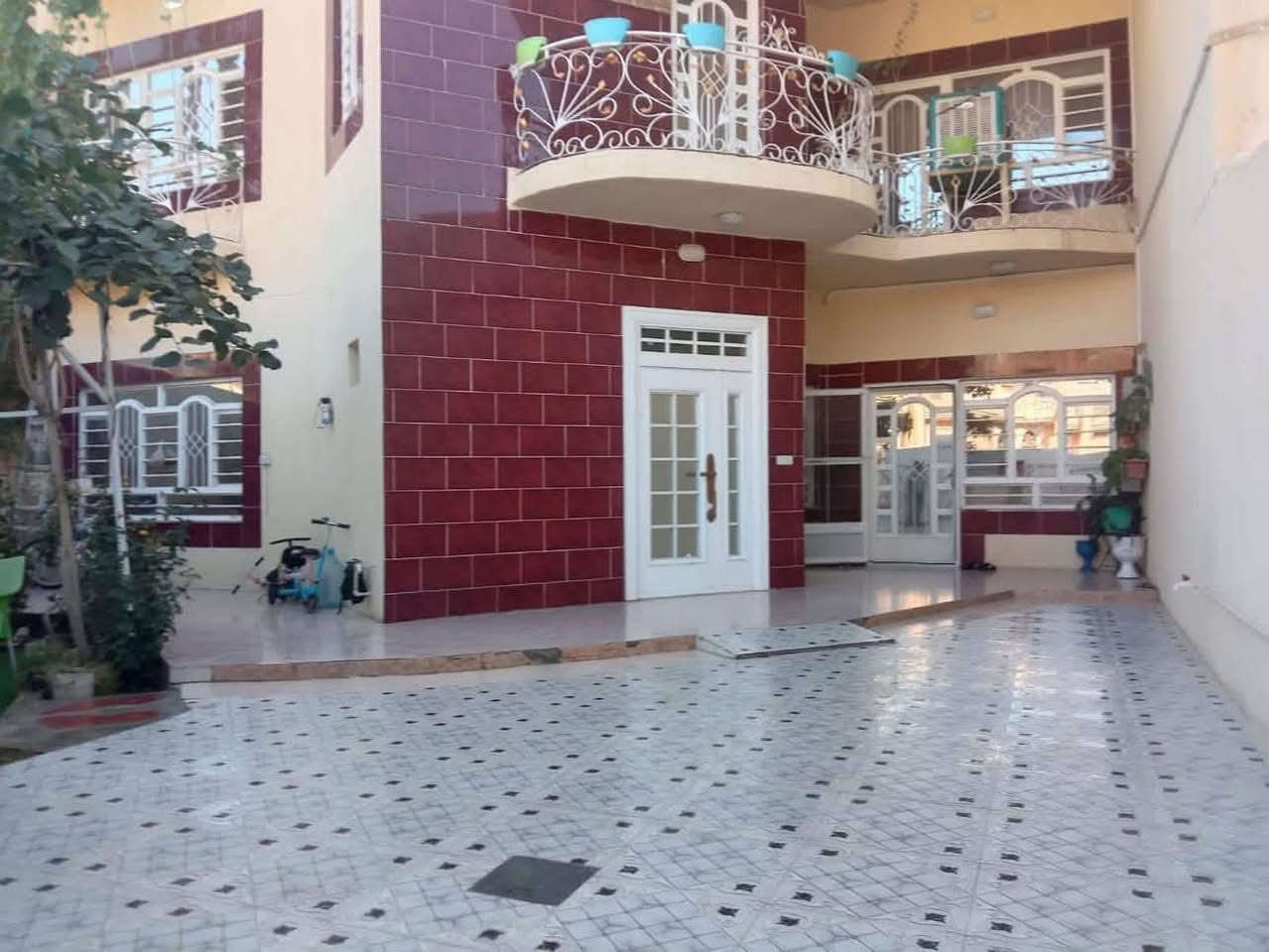 السلام عليكم بيت للبيع ٣٠٠م طابو طابقين البيت يتكون من استقبال ومطبخ حار وبارد مع كاونتر واستقبال جبير وهول داخلي والصاله مع مجمع درج ومغاسل وغرفة نوم وقاط ثاني نفس الجوه بس مابي مطبخ بس غرف نوم مع نظام دكتات مع حديقه جبيره العنوان خانقين خلف الملعب قرب المدارس للاستفسار الاتصال على الرقم ***********
