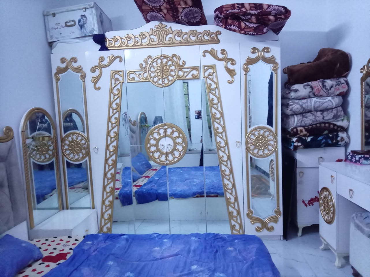 غرفه لبيع تركي مع دوشك مكن بغداد بوب الشام السعر ٧٠٠ وبيه مجال ***********
