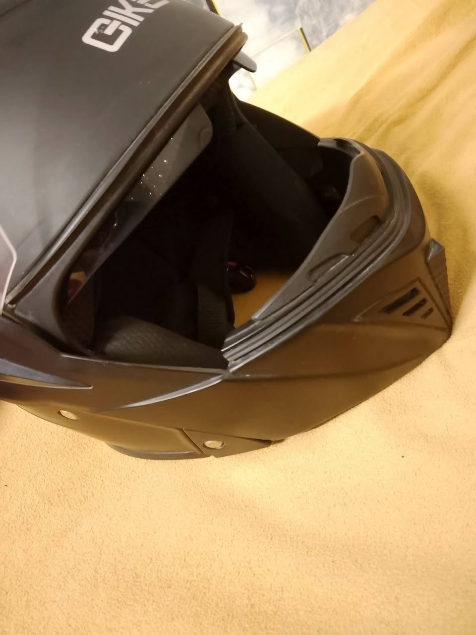 خوذة فج قلاب حجم اكس لارج عوزها جامه مشخطه
مكان سبع قصور رقم *********** ب20 الف
