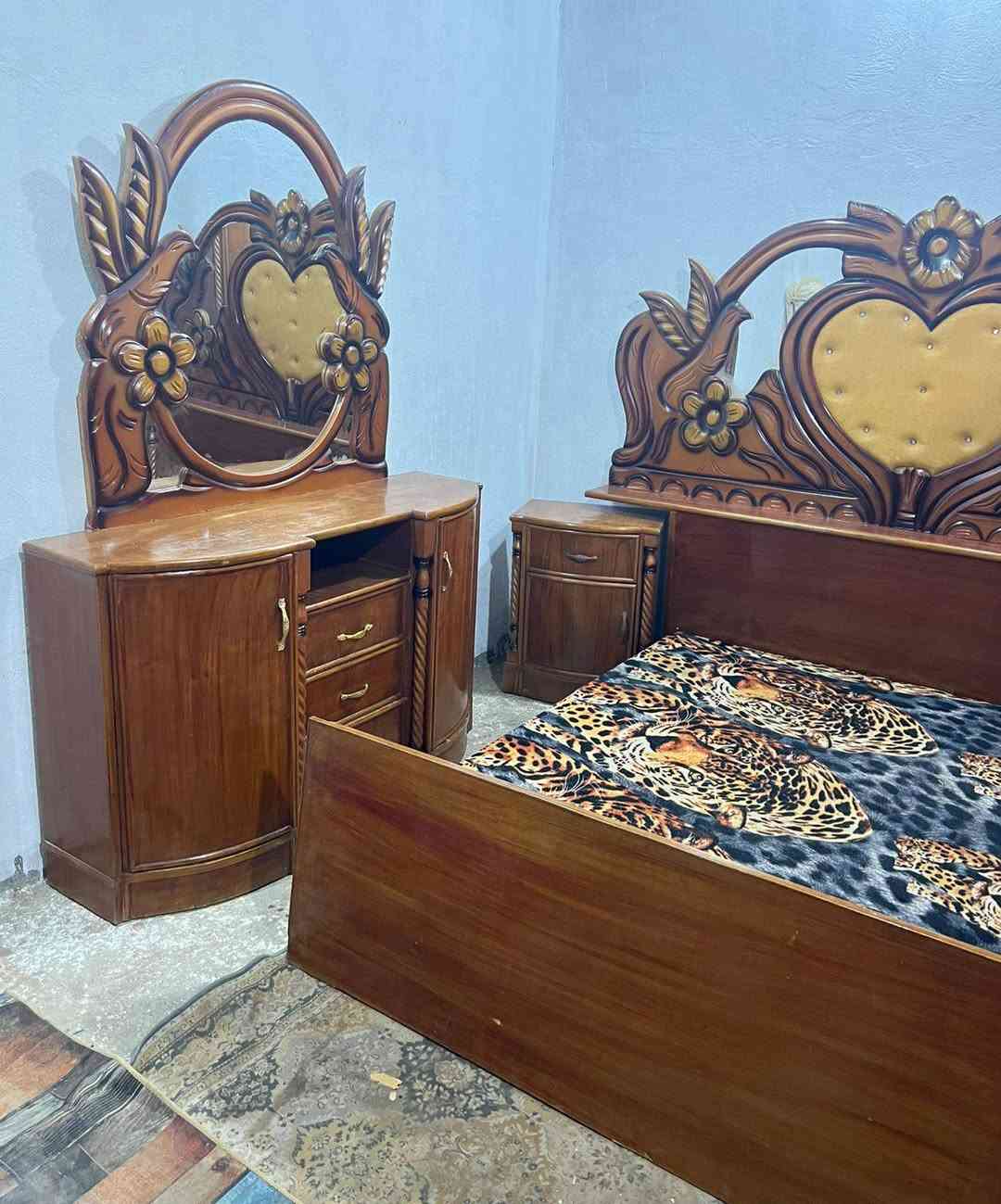 650غرفه اربع ابواب خمسه ملم تزكام ام دنك زاويه كنتوريه نضيفه جدا صاج داخل وخارج  بغداد الحسينيه مال وعنديتوصيل*********** الراشديه وعندي توصيل
