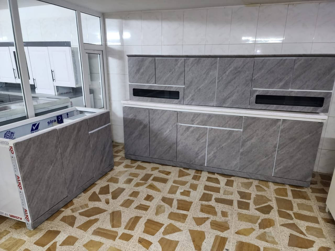 مستخدم شي قليل 
قياس مترين ونص ارضي وملحق 
وسنك متر و 30 كامل مرمر  
للستفسار ع وتساب ***********
