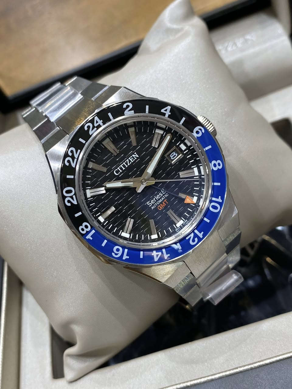 CITIZEN

Series8 GMT Automatic

متوفر وكالة كامل المرفقات 

ضمان سنة 

قطر 42

توقيت GMT

اوتوماتيك 

ماكنة كشف 

زجاج مقاوم للخدوش 

مقاوم للماء 100 متر 

طوق دوار 

توجد خدمة توصيل 

***********
