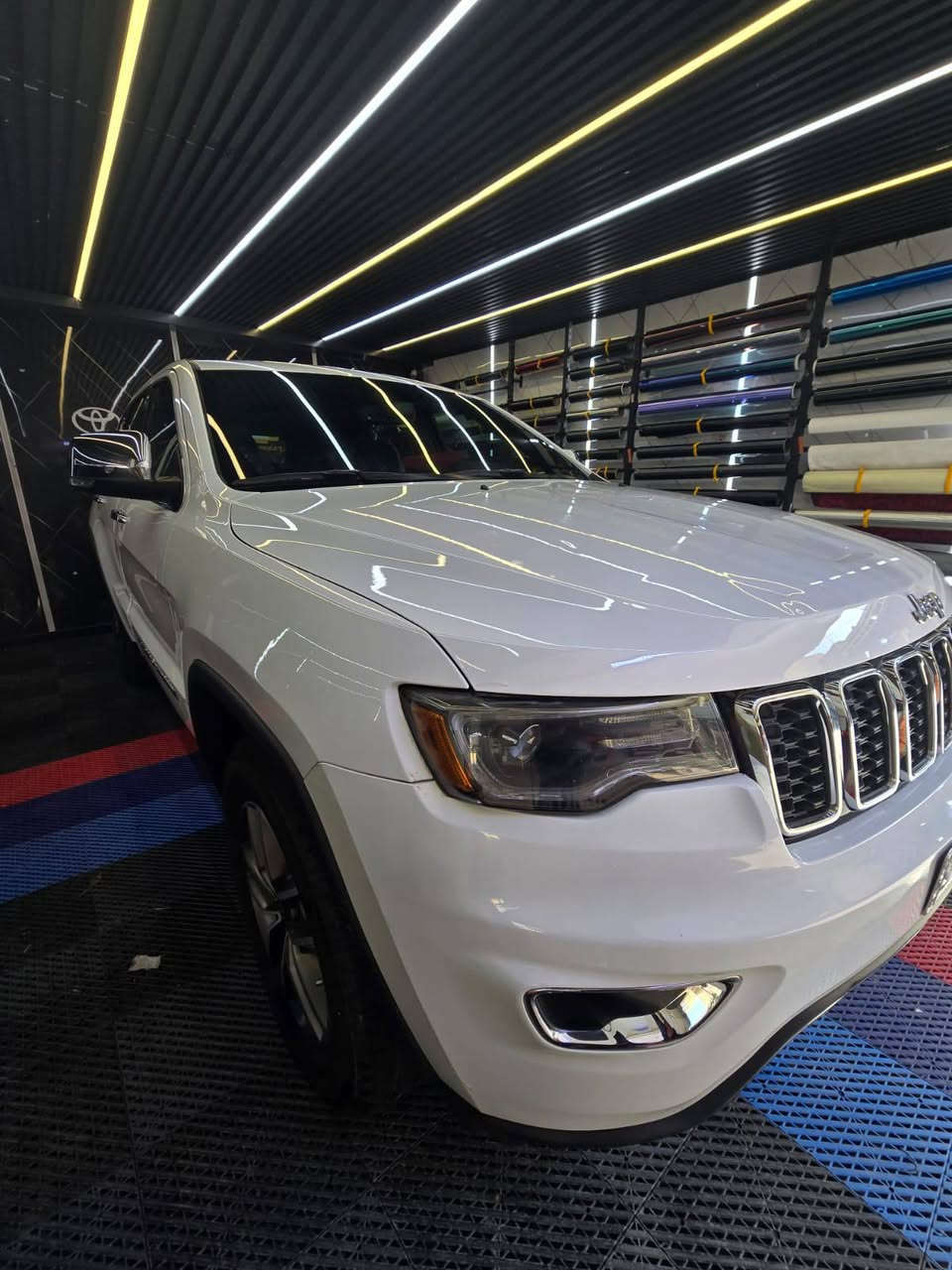 سلام و عليكم جيب كراند شيروكي
موديل 2022
ماشية 67
سيارة فول 1/1 
السعر 278 ورقة وبيهة مجال
***********
