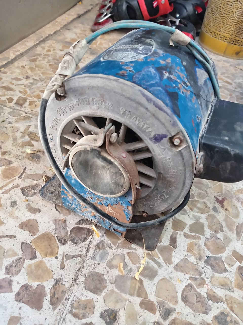ميز طعام ب٤٠ الف
رحلة أطفال ب١٠ آلاف
مضخة رش ب١٠ آلاف 
مضخة طلاء رش كهربائي ب١٥ الف
ماطور مبرده شغال سرعتين ب١٥ الف

المكان بغداد منطقه الطوبجي
***********
