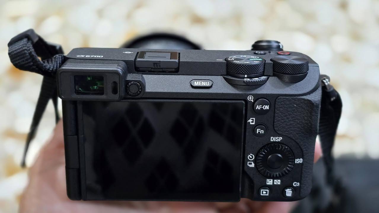 السلام عليكم .. كامرا سوني a6700 للبيع .. مع عدسة سوني 18-135 نظافة 99% ...
***********
