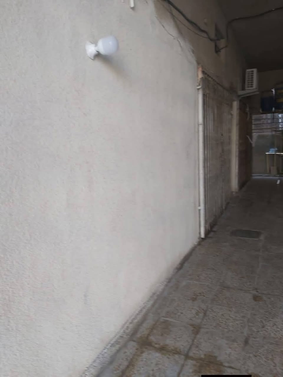 من رخصة الادمن المحترم 🙏🌹 نصف بناية  طابق واحد للبيع ((تجاري)) مساحة٥ × ٢٠ تحتوي على ثلاث محلات  محل امامي واثنين داخل قيصرية
للاستفسار الاتصال على الرقم ‏‪***********‬‏
