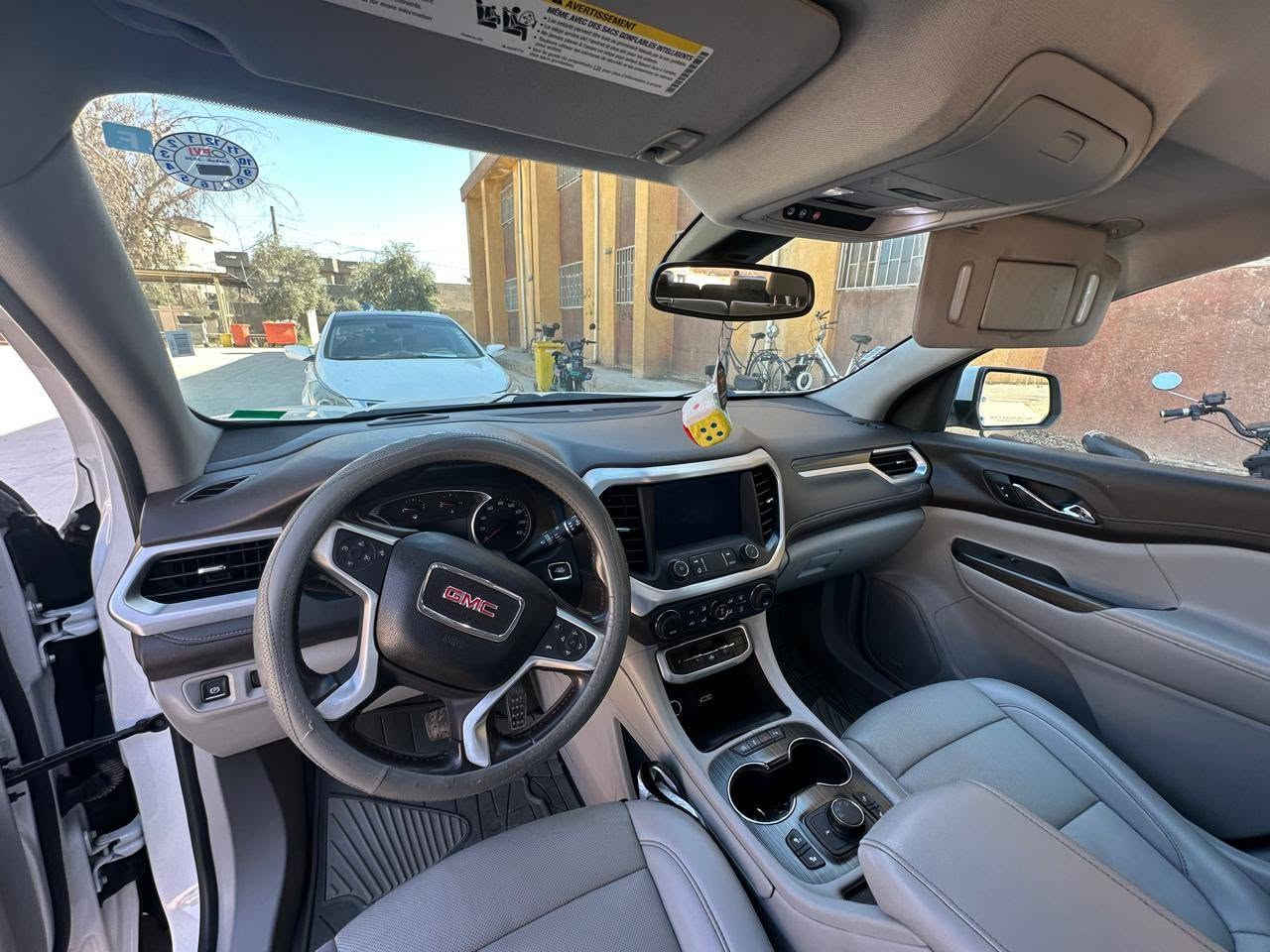 جيمسي اكاديا 2021
***********

السلام عليكم
سیارة موجود ب كركوك

‏ GMC Acadia 2021 SLT

ماشية 140 الاف كيلو متر وليس ميل 

فول مواصفات للأخير عدا الفتحة  

٧ راكب - ٣ قطع تبريد

محرك V6 تنفس طبيعي  

‏‎فور ويل(AWD) - كشنات جلد - تشغيل عن بعد

- نقاط عمياء - رادارات (360) امامي خلفي جانبي - 

صندوق كهرباء ( ويفتح بالرجل ايضا ) - سستم صوت (bose) - - تدفئة كشنات - كشنات كهرباء

‏‎تحديد مسار - اوتو ستوب - تنبيه ذاتي عند الاقتراب من السيارات - قفل تلقائي - مراية تعتيم ذاتي + اشاير  - سايد بريك بصمة - فول تحكمات ستيرن - اضاءة العالي اوتو - لايت ٣ عدسات - منظومة زنون بلادي  

‏‎وبعد بيها هواااي مواصفات

 الحادث واضح بالصور 

‏‎سعرها225💵  

ملاحظة /  السيارة بدون صبغ 
               قيغ محرك مفتوح فقط بدون اي عيب محرك          
               بشرط.  
 
وباب السكن امامي بيه تعديل قليل مع حافة البونيد فقط    
‏‎
السيارة جديدة وبالواقع بعد احلى وكل التفاصيل مذكورة بالكامل اي استفسار ثاني هذا رقم
*********** كركوك, العراق
