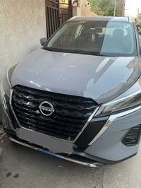 نيسان كيكس ٢٤ ممظروبة السيارة مابيه ظرر كلين ماشية ٧٠٠٠ لون سمنتي الوا...