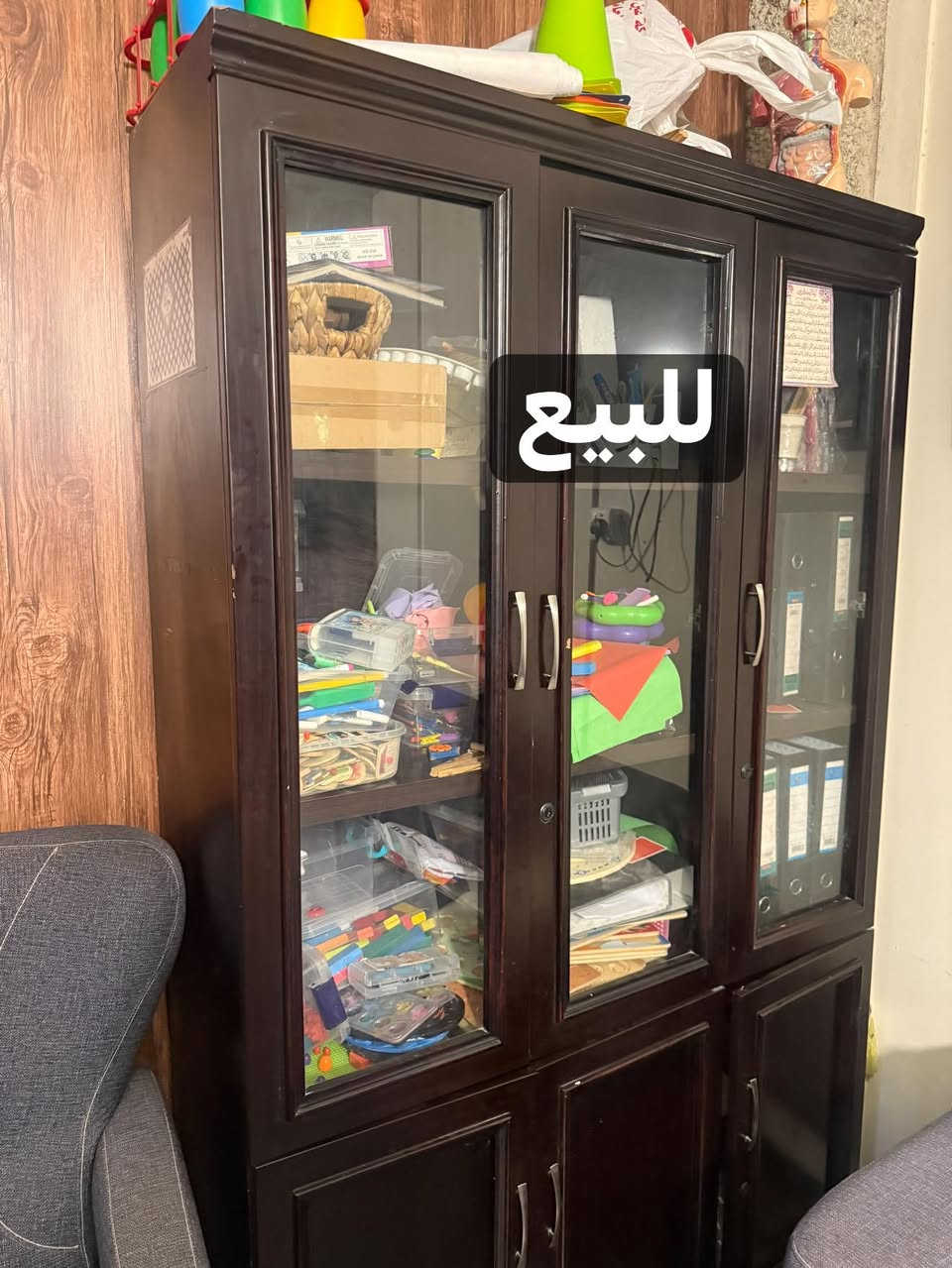 ميز مكتبي مع ملحقاته(بدون الكرسي ) مع مكتبة جام 
للبيع 
السعر 125الف وبيها مجال 
للتواصل ***********
