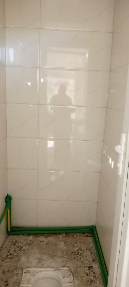 بيت للايجار ملك صرف 75متر  يحتوي على غرفة نوم وصاله  ومطبخ وطارمه مسقفه
وصحيات عدد إثنان غير مشاركة
 وحديقة خارجيه على امتداد الواجهه
ومراوح وماطور وتانكي 

قيمة الايجار الشهري 400الف دينار 
الاتصال ***********
