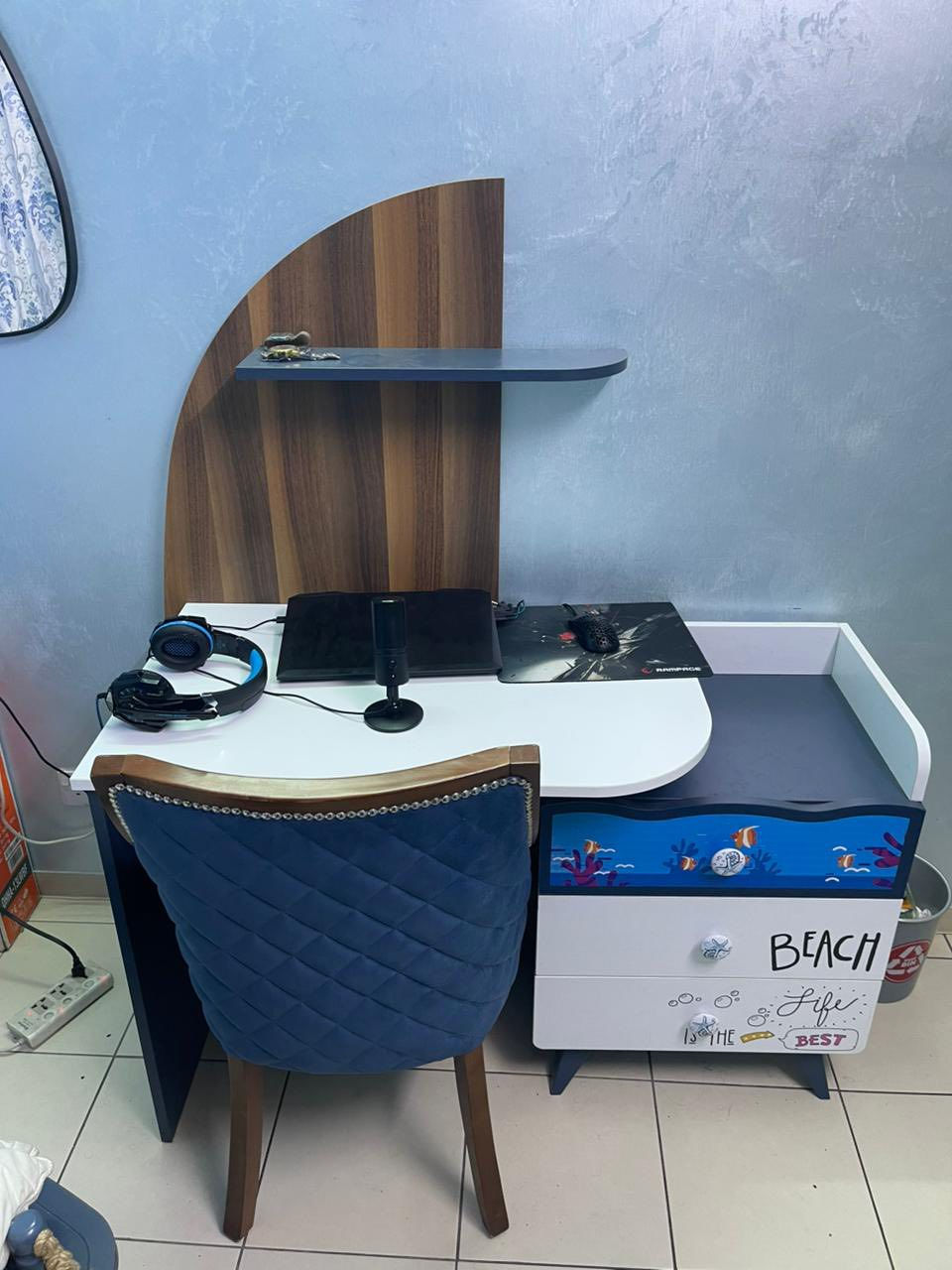 السلام عليكم غرفة شبابية لبيع نفر ونص
ماخذته من هوم سنتر جديده سعر ٧٥٠ بيها مجال بسيط وتساب ***********
