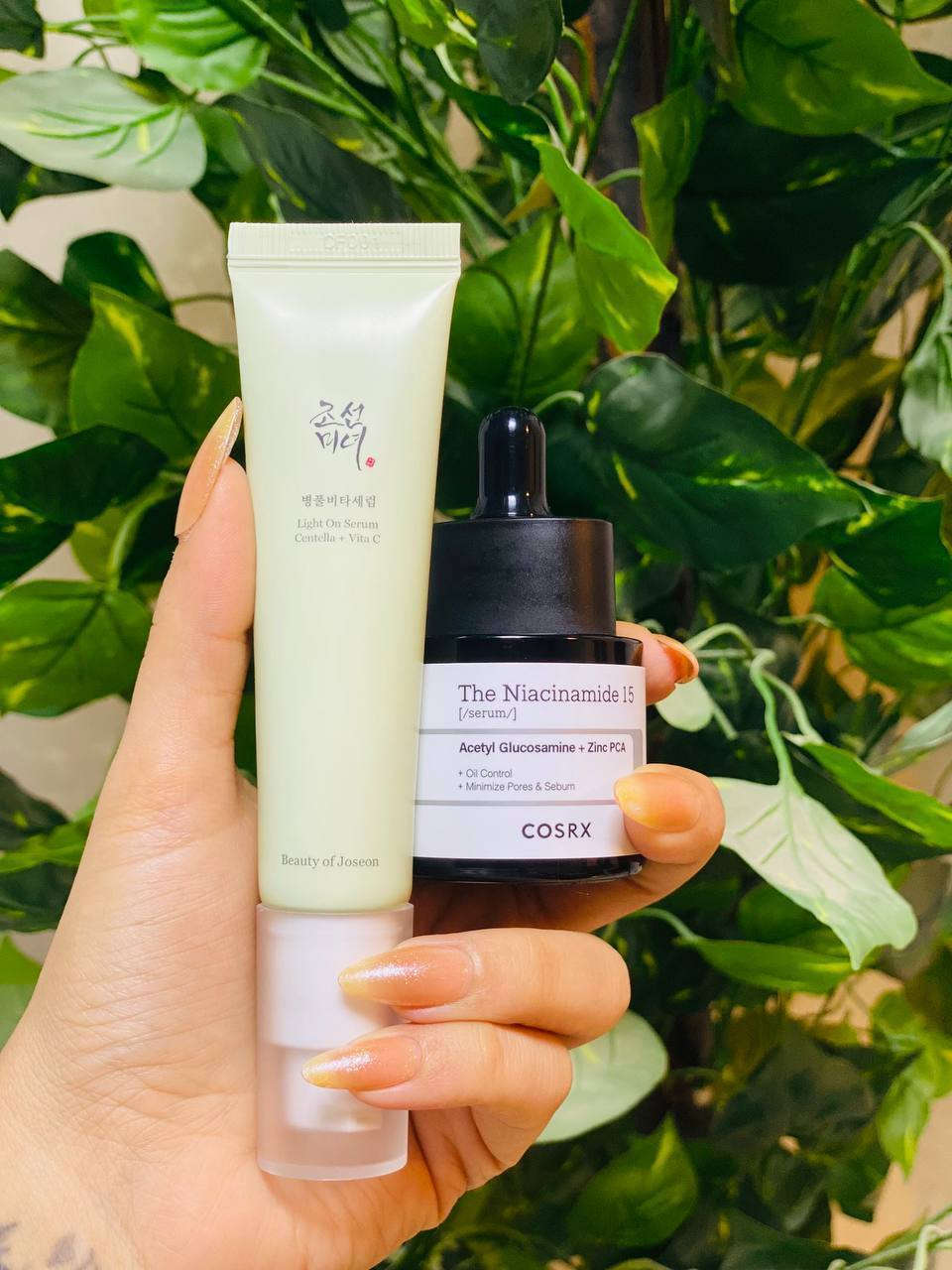 ✨ عرض البشرة الزجاجية – إشراقة، صفاء ولمعة صحية ✨
إذا تحلمين ببشرة صافية، ناعمة وتلمع لمعة طبيعية بدون فلاتر، هذا العرض معمول خصيصًا إلج 🌸
1️⃣ سيروم Beauty of Joseon Light On Serum (Centella + Vitamin C)
هذا السيروم يتميز بتركيبته الخفيفة والسريعة الامتصاص، يحتوي على فيتامين C لتفتيح البشرة وتوحيد لونها، ويساعد على تقليل البقع وآثار الحبوب.
مستخلص السنتيلا يهدّي البشرة ويقوي الحاجز الجلدي، يخلي البشرة ناعمة ومشرقة بدون أي تهيّج.
مثالي للبشرة الباهتة، المتعبة واللي تحتاج إشراقة طبيعية ولمعة صحية.
✨ الفائدة:
تفتيح – إشراقة – نعومة – توحيد لون البشرة

2️⃣ سيروم COSRX The Niacinamide 15
سيروم قوي ومركّز بالنياسيناميد بنسبة 15%، يشتغل على تقليل إفراز الدهون، تصغير مظهر المسام، وتنقية البشرة من الشوائب.
يحتوي على Zinc PCA و Acetyl Glucosamine اللي يساعدون على توازن البشرة وتقليل اللمعان الزائد مع الحفاظ على ترطيبها.
يناسب البشرة المختلطة والدهنية والمعرّضة للحبوب.
✨ الفائدة:
تقليل المسام – تنظيم الدهون – صفاء البشرة – ملمس ناعم

سعر العرض ٢٠ الف 
🚘يوجد خدمة توصيل لجميع محافظات العراق ٤ الاف🚘


**إذا كنت صاحب هذا الإعلان وتريد حذفه لأي سبب، رجاءا أرسل رسالة إلى الدعم الفني**