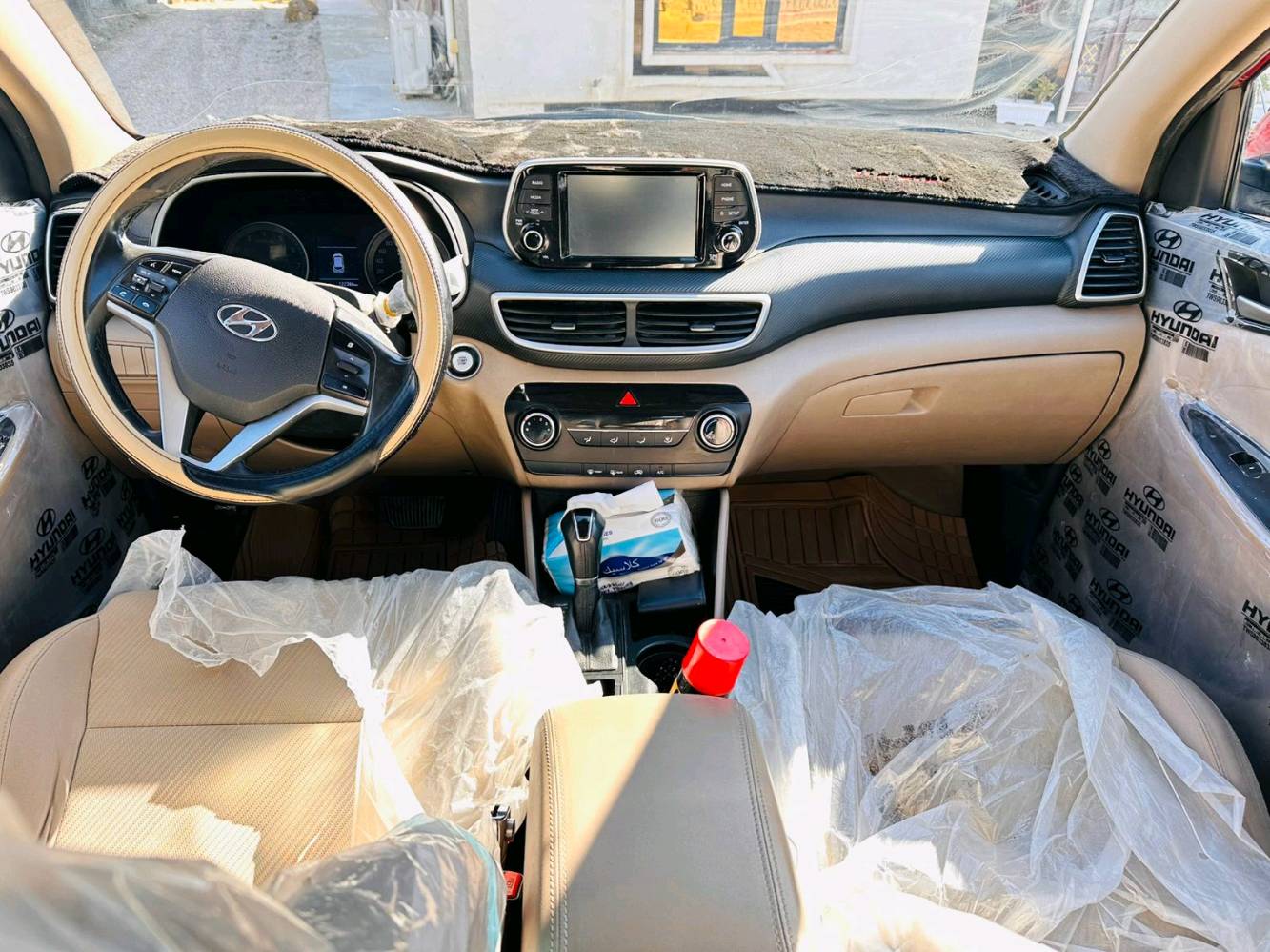 توكسان 2020 ماروني
شركة الگاصد خليجي فول 1/1 
ماعدا بانوراما 
تحكم ستيرن جهتين 
يدات نيكل
مرايات اوتو كهرباء شفط
بصمه + بصمه ابواب 
نظام ترحيب 
حساس امامي + خلفي 
حساس استداره 
لد ليلي + نهاري 
كامره خلفيه بلادي 
شاشه بلاد
مثبت سرعه 
هندر بالرجل 
تبريد قطعتين امامي خلفي 
ويل كب حجم 18 كروم
كشنات كهرباء 
شاحن واير ليس   
رقم بغداد 

السياره بيه فقط باب جانب السايق مصبوغ بدون تبديل

 السعر 195$