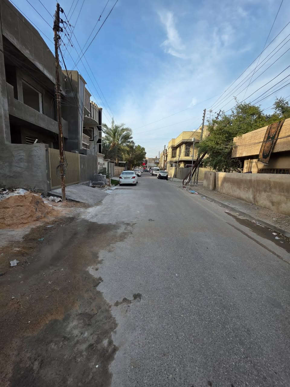 السلام عليكم
دار للبيع مساحه ١٠٠متر زيرو
غير مسكون بناء حديث 
درجة أولى بيت جديد
يحتوي صاله مطبخ حمام عدد٢ غرف نوم عدد ٤
حي الجهاد  المخابرات خلف جامع محمد رسول الله 🕌
للاستفسار ***********  متوفر واتساب
السعر خاص
