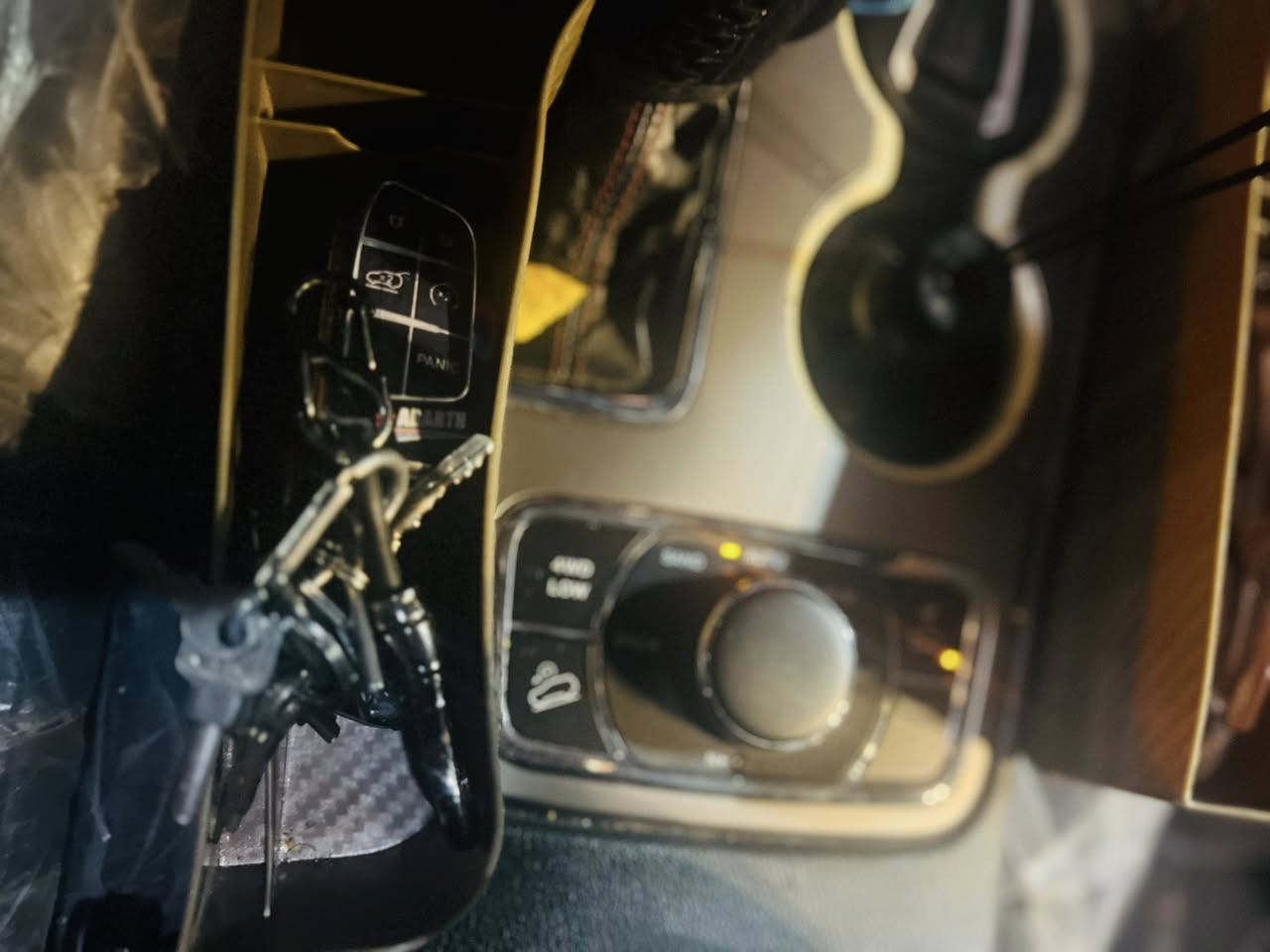 السلام عليكم جيب تراك هوك 2017امريكي حادثها جاملغ خلفي وباب السايق ورا مفتوح 3600.      6سلندر     شاشه كبيره      رقم بغداد.      جكات سبيرها ما نازل لايتات زنون لد سعرها 220وبيها مجال.                           ***********
