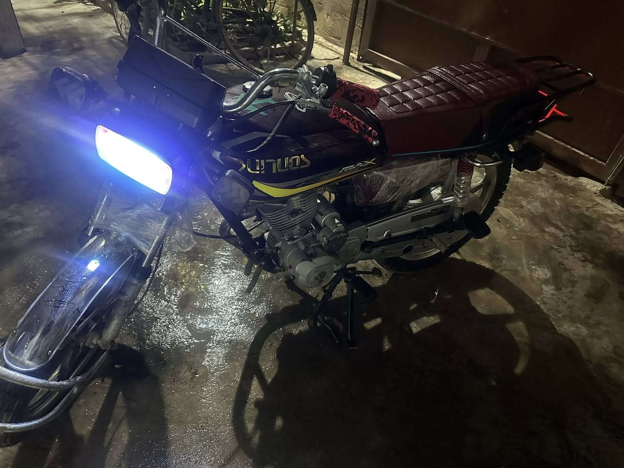 السلام عليكم دراجه سيفان موديل22بيها ورقه كارتونيه تايرات جدد ويل كب كشن جديد تانكي جديد دراجه ماناقصها شي مكاني بعقوبه رايدها500بيها مجال بسيط رقمي***********
