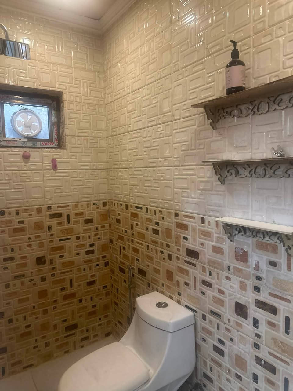شقة للإيجار  سكني (فارغ -مجهز سبالت وكاونتر المطبخ)
طابق ثالث
📍الموقع كراده. خارج
تتكون. من
_ثلاث غرف نوم 
_مطبخ 
_صاله 
_حمام 
 قيمة الايجار 750$
(***********) واتساب. فقط

