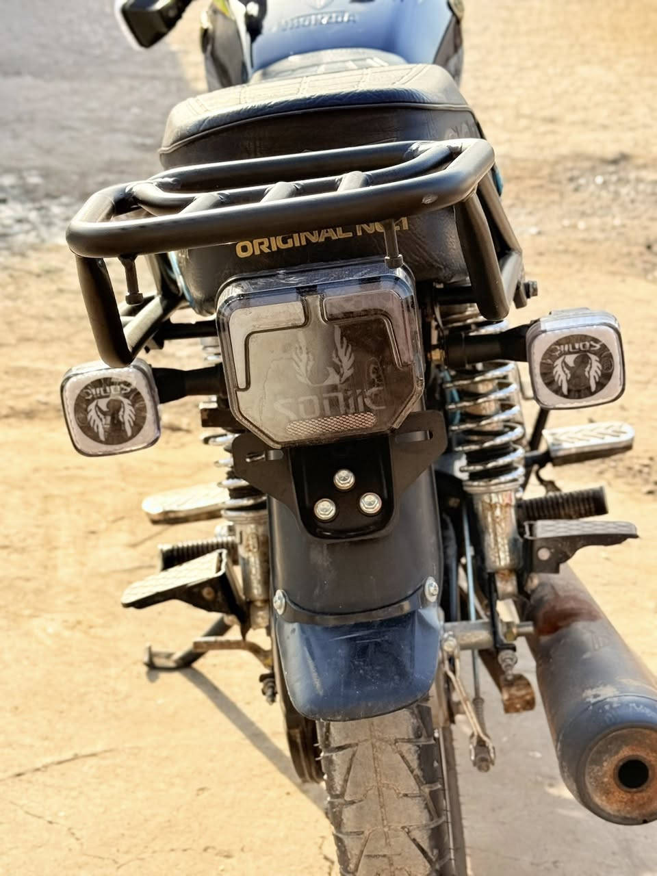 السلام عليكم 
دراجه للبيع نوع الدراجه (سيفان سونك الاصلي )بلاديه
موديل 2025 محرك 200 اوراق 
السعر 900 وبيهه مجال بصيط 
مكان القاسم 
الرقم ***********
