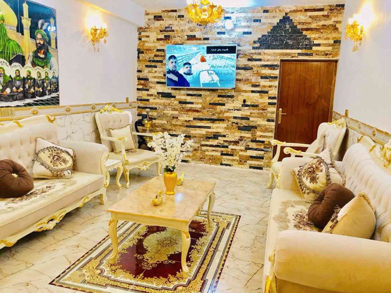 البيت للبيع المساحه150
الواجه7ونص النزال 20 
 يحتوي على استقبال ٦ونص في ٤
المطبخ ٤في ٣
الصاله ٦ في ٣
يحتوي على غرفتين الجوه ٥في ٤
والقاط الثاني غرفه ٥في ٤ 
وصاله ٦ في ٣
يحتوي عله حمام داخلي وحمام خارجي وصحيات
ومحل خارجي ٢ في٣
ومنور 
الموقع داخل محدود الثانيه 
قرب اعداديه نور المصطفى 
للاستفسار *********** اتصال واتساب
