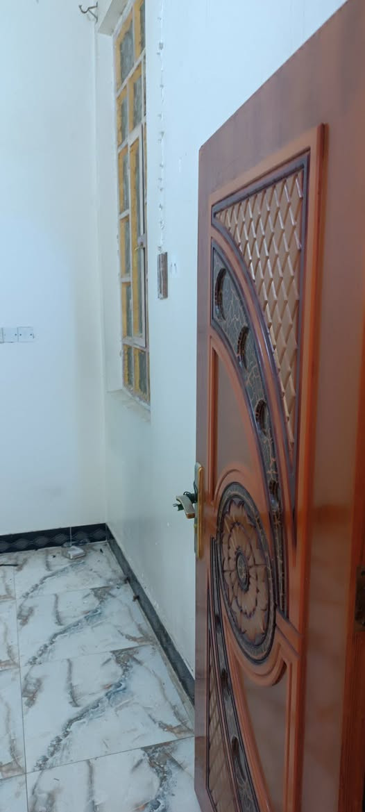 السلام عليكم 
معروض للايجار نصف دار خلفي بناءً حديث طابقين في منطقة الفداء شارع ابو لبنان خلف دورية الشرطة 
الطابق الاول 
استقبال وصاله وغرفه ومطبخ وصحيات 
الطابق الثاني 
غرفتين وصاله 
للاستفسار الاتصال واتساب ***********
مكتب المدار الذهبي للعقار
