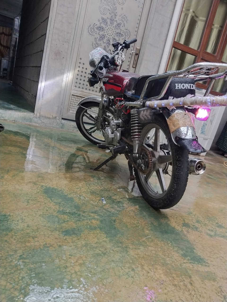 سلام عليكم 
2023
دفعت الكمرك وره فتره ضيعت ال اوراق وما راجعت مرور ومحتاج اريد ابيعهه كهربايات كلهه جديده شغاله بس بكلايت تبدل جاملغ الوره وشد بكلايت ابريكات خلفي ومامي محرك مفتوح بس خير من الله انكر سلف وطلع وين متريد سعر 400وبي مجال شويه رقم الهاتف ***********
***********
