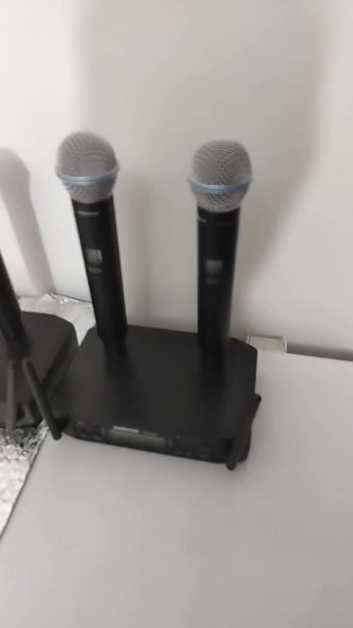 تابع الفيديو خدام الحسين مايكات شور اصلي مو عادي مع مايكات سنهايزر الجيل 4 دبل كويل اكرر دبل كويل موتك كبسوله ابوالشريحه تگدر تربط عرباين 2 بمايك واحد المده الحقيقي 150 متر اي استفسار هذه رقمي ***********اخوكم ملا عصام الكربلائي
