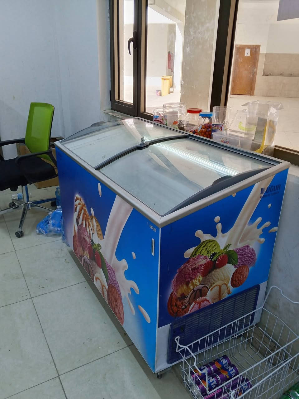 السلام عليك عارضات للبيع جدد احلى من الصور استخدام موسم واحد حجم كبير للبيع ومتوازي علبيع وبلعافية عالياخذهن العامودية 350  والمجمدة 450 شرط الفحص مكاني بغداد الدورة ***********
