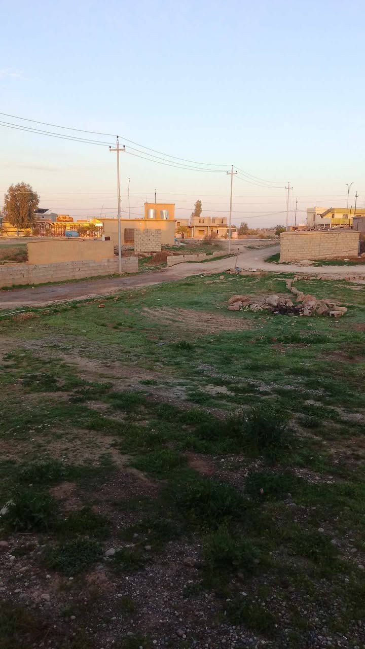 السلام عليكم بيت للبيع ومع  البيت دونم للبيع قريب على السايدين حارة السلمان البراهيم بيت اكرم السلمان المبلغ المطلوب 65000000 وبيها مجال يتكون البيت من  غرفه 5×4 وربعه سته في اربعه ومطبخ وغرفة صحيات والدرج وممر سته في مترين ***********
