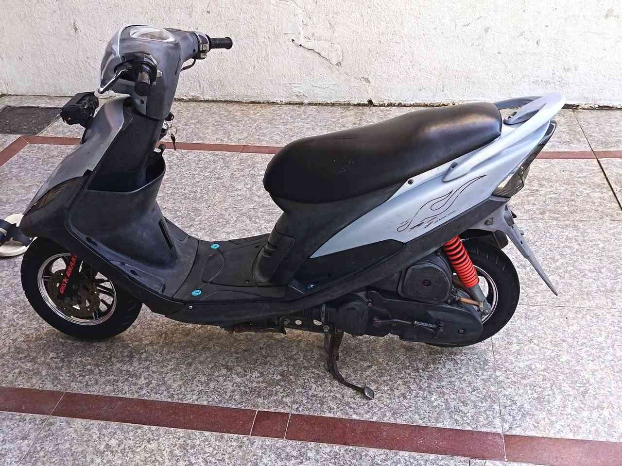 دراجه رمبه نضيفه ماكس عدله الكهربائيات كلهه شغاله المحرك بلاد 49 السعر مليون وميه وبيهه مجال  الرقم ***********
